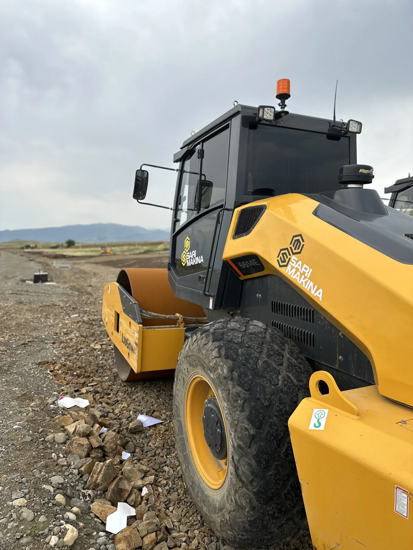Sarı Makina loqolu vərdənə, ön görünüş