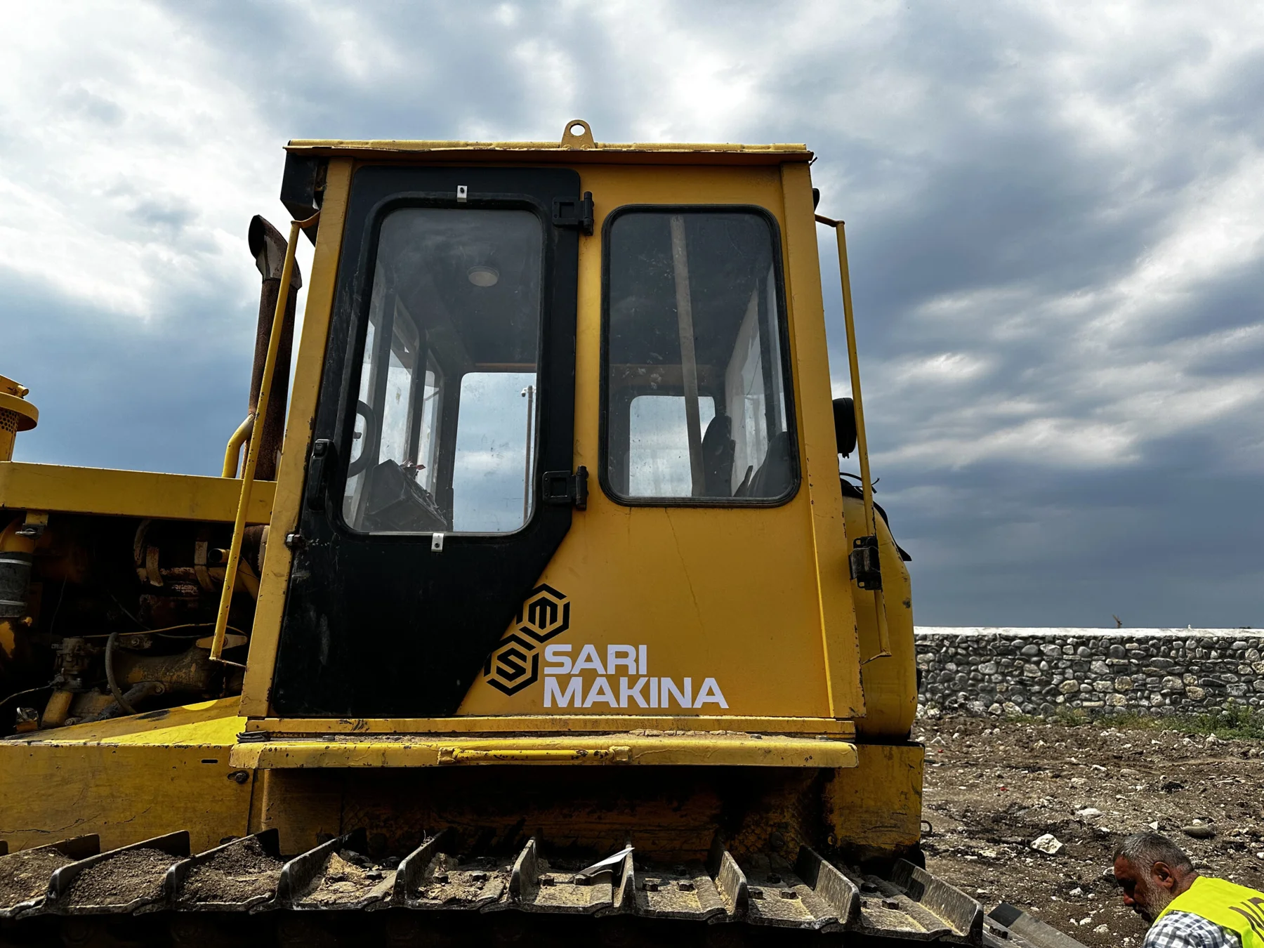 Sarı Makina loqolu buldozer kabini